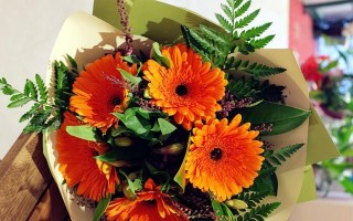 接人送什么花最合适？（如何选择花束，送心意更贴切）
