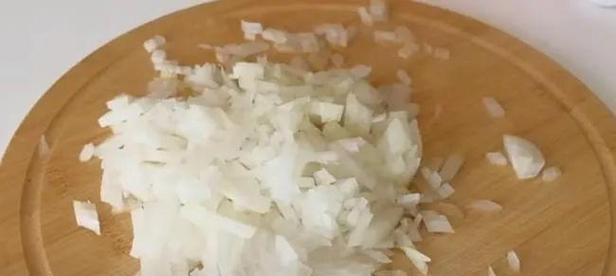 茄子该去皮吗？（了解茄子的营养和去皮方法，掌握科学烹饪技巧）-第1张图片-绿意生活