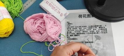 盆栽荷花（以盆栽荷花为主题，探索绘画的无限可能）-第2张图片-绿意生活
