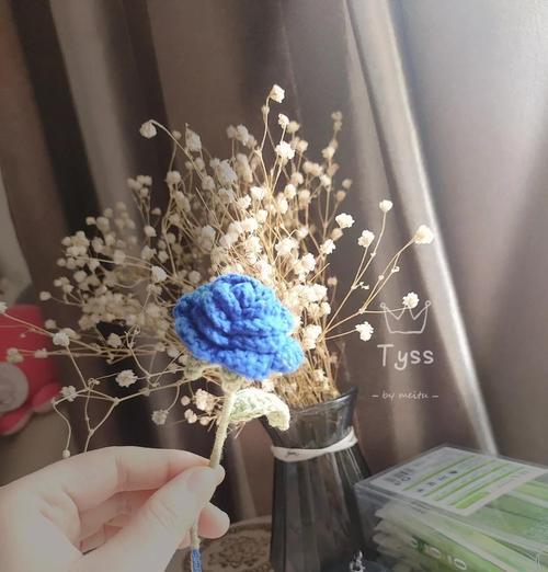 玫瑰花盆栽的剪枝技巧（掌握剪枝要领，让玫瑰花更加茂盛）-第1张图片-绿意生活