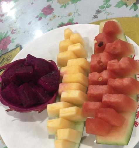 以水果拼盘鱼为主题的美味创意（绚丽多彩的水果拼盘鱼，让味觉与视觉双重享受）-第3张图片-绿意生活