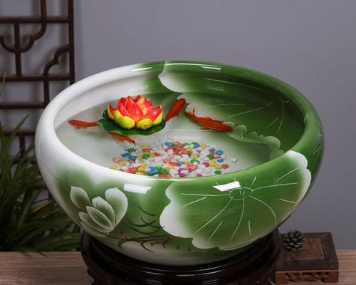 鱼缸中养莲花，打造清雅水景（简单易行的养护方法让你轻松拥有美丽莲花）-第1张图片-绿意生活